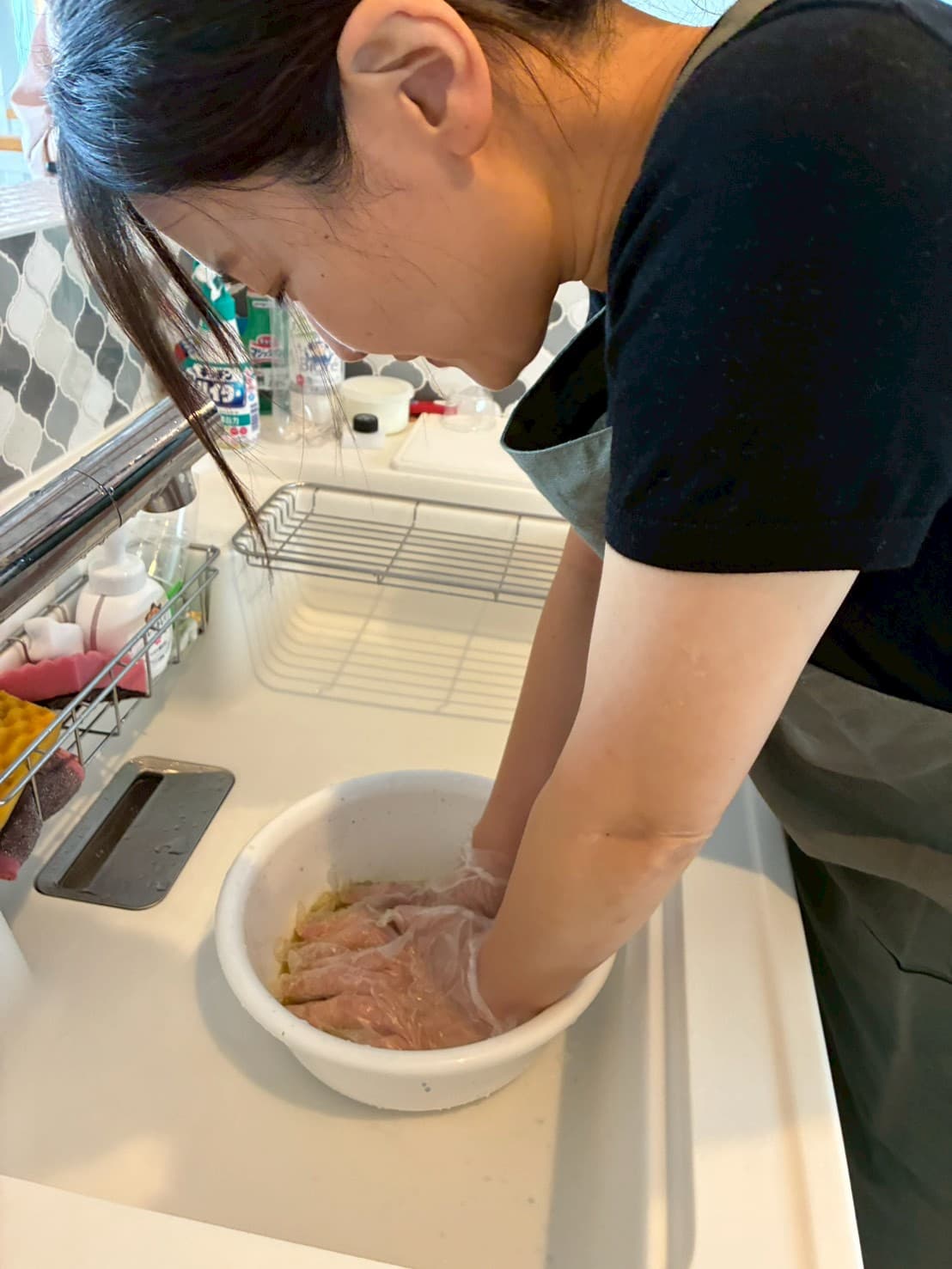 染料の入った器に布を浸して染めている手元