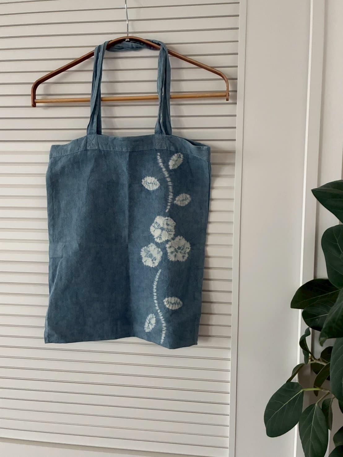 藍色に花の模様を絞り染めしたトートバッグ