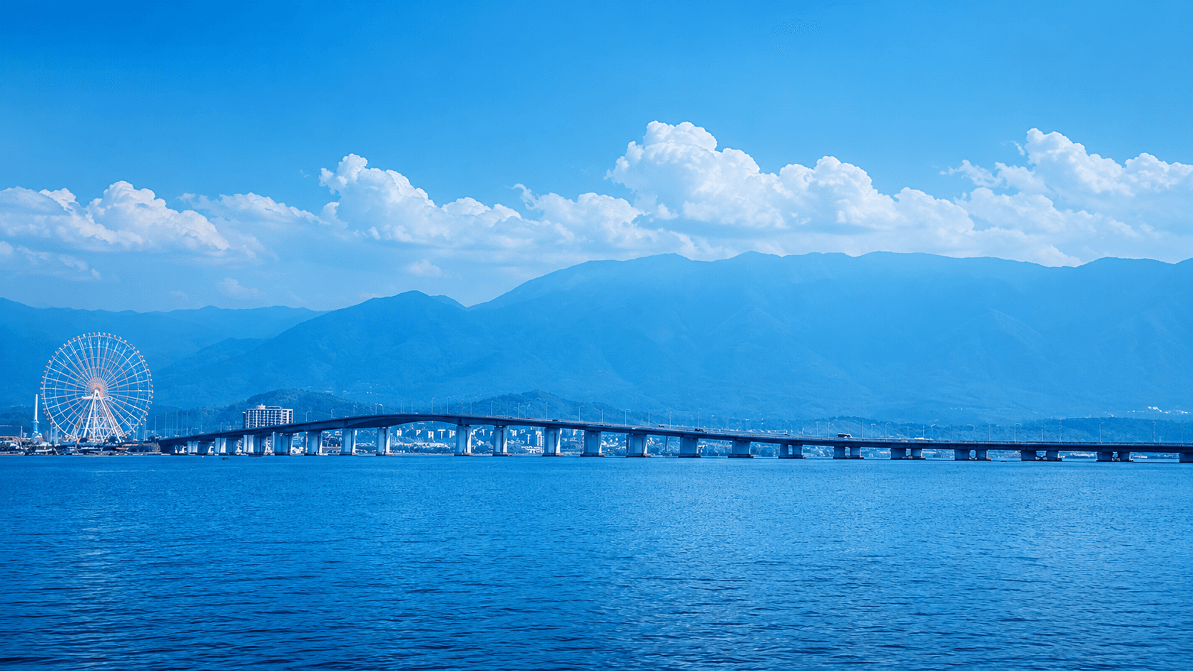 青空のもと琵琶湖にかかる琵琶湖大橋