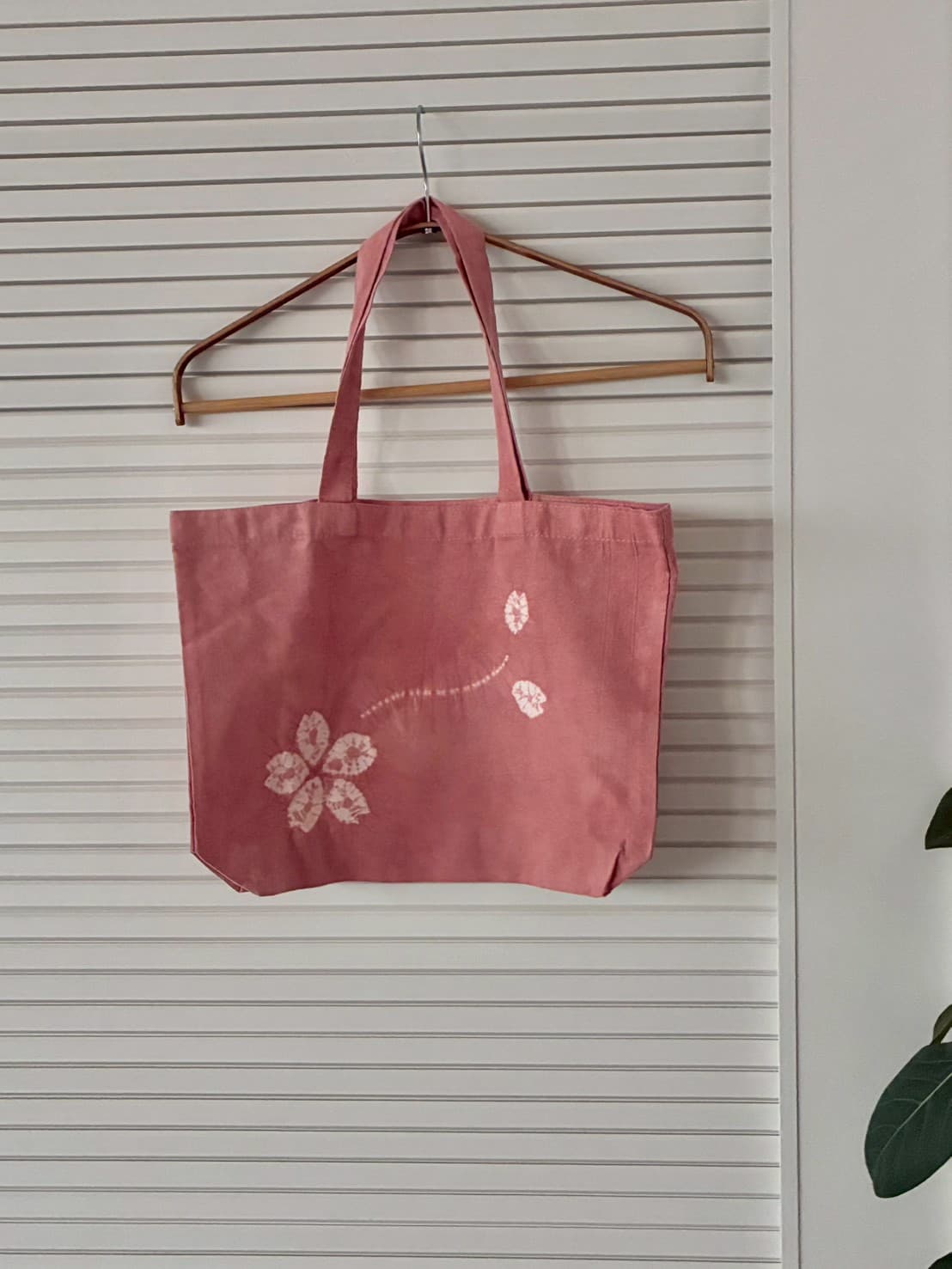 桜の模様を絞り染めした、ピンクのトートバッグ